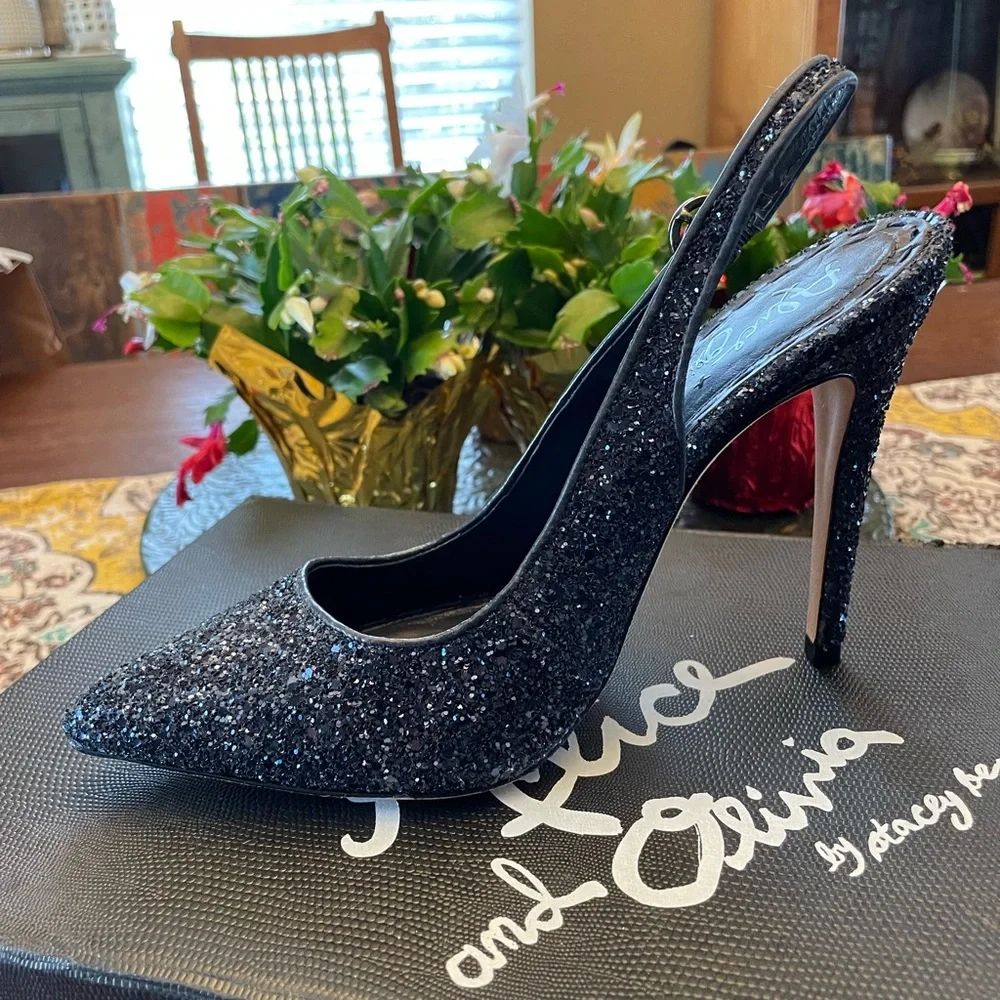 SOLD
Alice and Olivia Stilettos 39 EU , fits like a US size 7 1/2 - 8 . - Picture 4 of 6